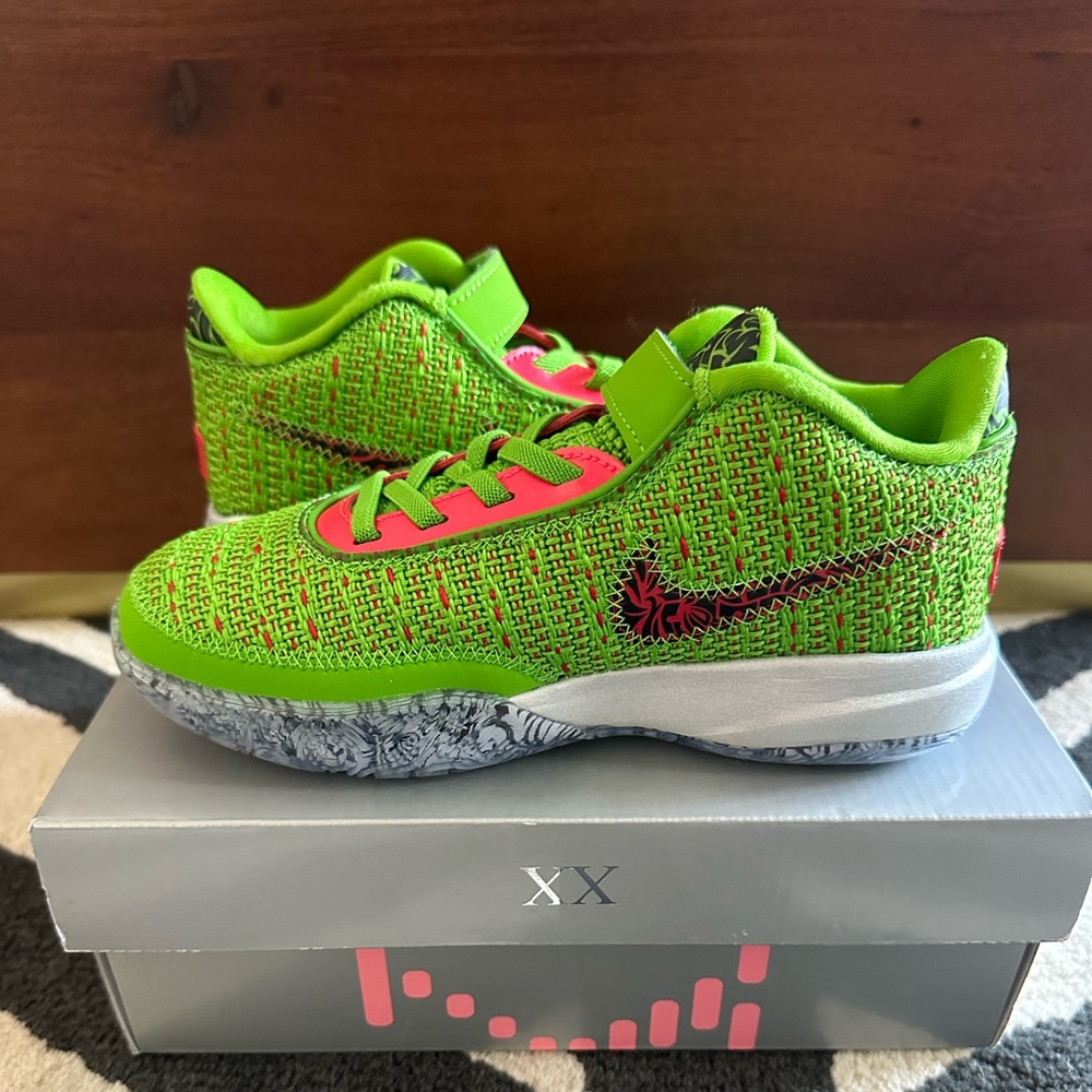 LEBRON XX Kids Sz 2Y NEW